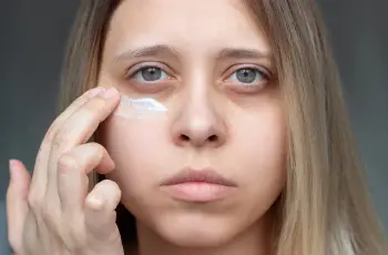 How to Safely Apply Retinol Cream to the Under-Eye Area