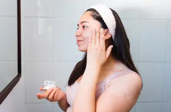 How to Choose and Use Face Lotion When Dealing with Acne-Prone Skin