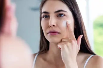 Benzoyl Peroxide vs. Salicylic Acid: A Guide to Using Both for Acne Benzoyl Peroxide vs. Salicylic Acid: A Guide to Using Both for Acne