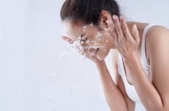 The Best Water and Temperature for Washing Your Face: Dermatologist’s Guide