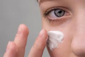 Retinol for Under Eyes: Benefits, Risks, and Safe Application