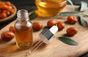 Jojoba Oil in Skincare: Moisturizing, Balancing, Anti-Aging Wonder
