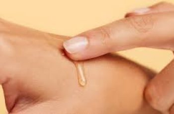 The Ultimate Guide to Oil Cleansing for Dry, Dehydrated Skin