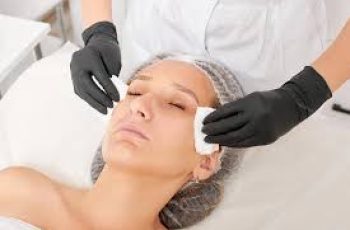 How to Safely Combine Retinol and Dermaplaning in Skincare Routines