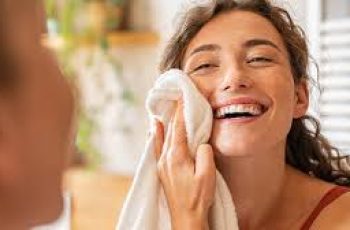 Damp vs Dry Skin: How Moisture Changes Your Skincare Results