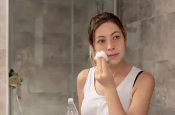 How to Wash Off Sunscreen Effectively Without Damaging Your Skin How to Wash Off Sunscreen Effectively Without Damaging Your Skin